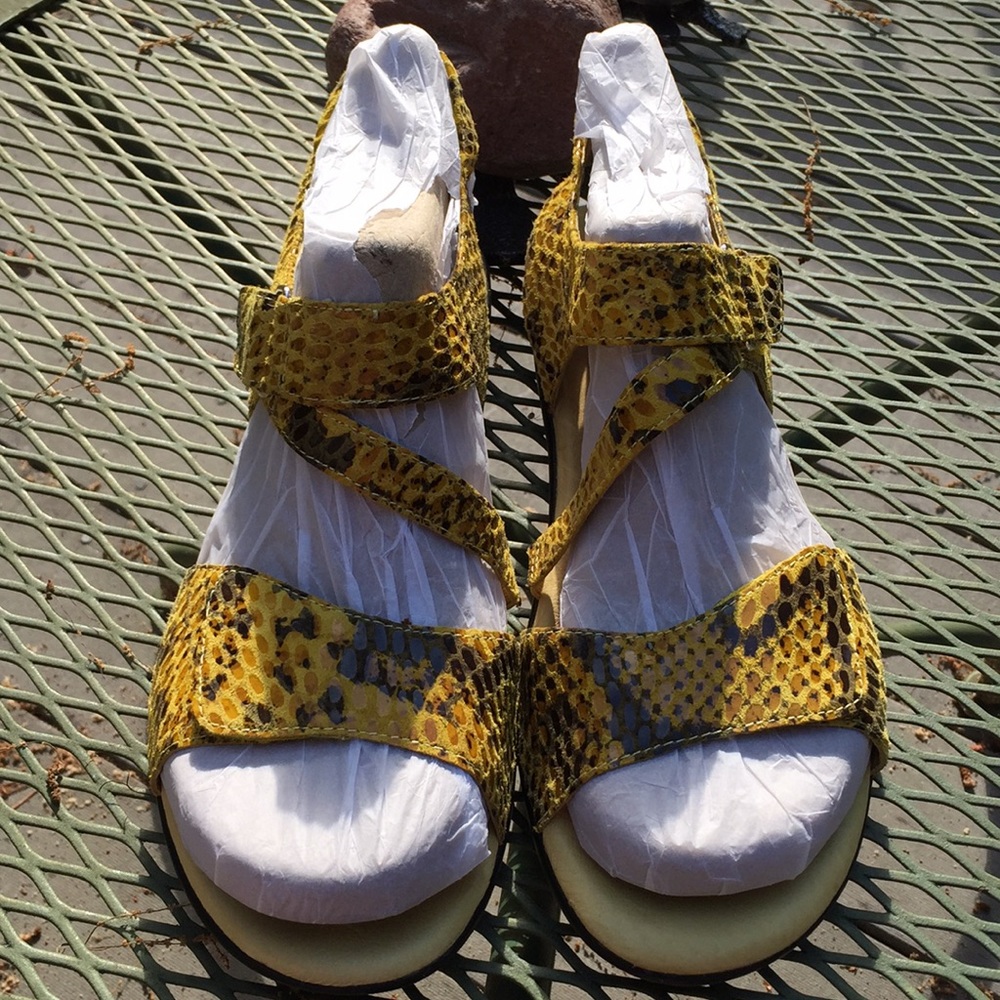 9.5 W - Leather Sandals by David Tate